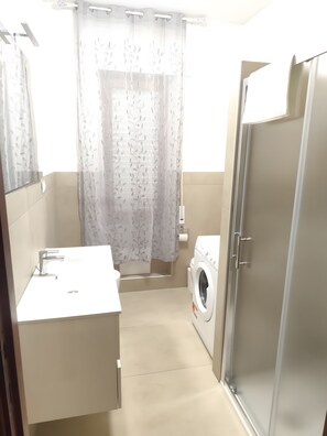 Ducha, secador de pelo y toallas