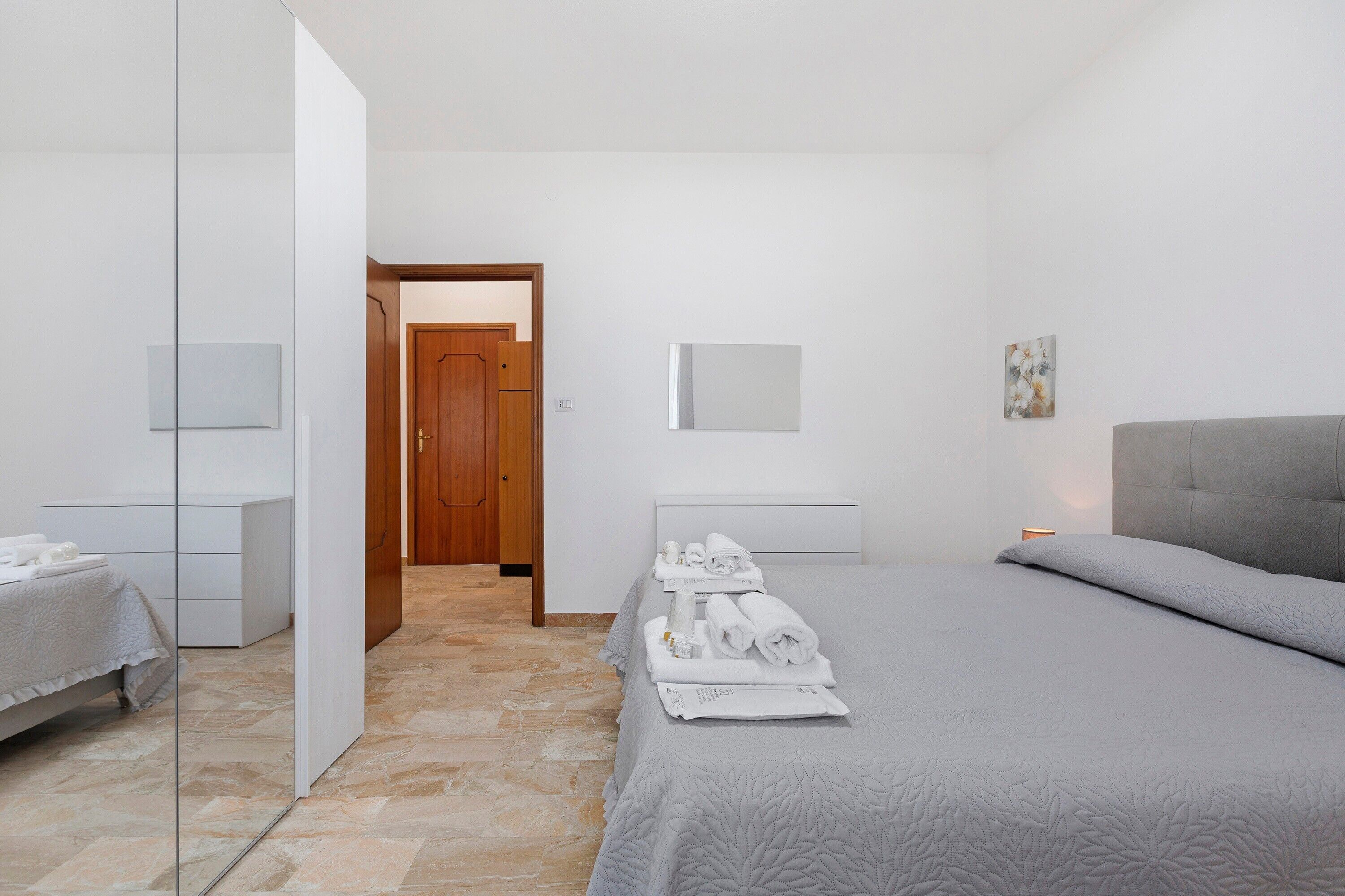 Tabla de planchar con plancha, wifi y ropa de cama 