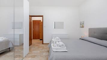 Tabla de planchar con plancha, wifi y ropa de cama