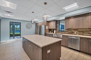 Coffee/tea maker, fridge, microwave, oven - 2 Bedroom, 1 Bath, Beach and pools, Longboat Key (Longboat Key)