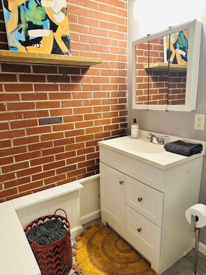 Towels, soap, toilet paper - Artistically Curated Guesthouse Near Folly & DT! (Charleston)
