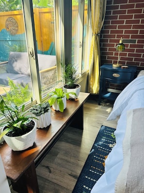 1 bedroom, free WiFi, bed sheets, wheelchair access - Artistically Curated Guesthouse Near Folly & DT! (Charleston)