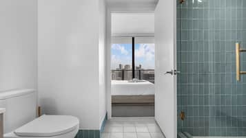 Appartement, 2 chambres, cuisine, vue sur la baie | Salle de bain | Douche, séchoir à cheveux, serviettes fournies, savon