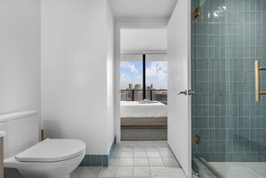 Appartement, 2 chambres, cuisine, vue sur la baie | Salle de bain | Douche, séchoir à cheveux, serviettes fournies, savon