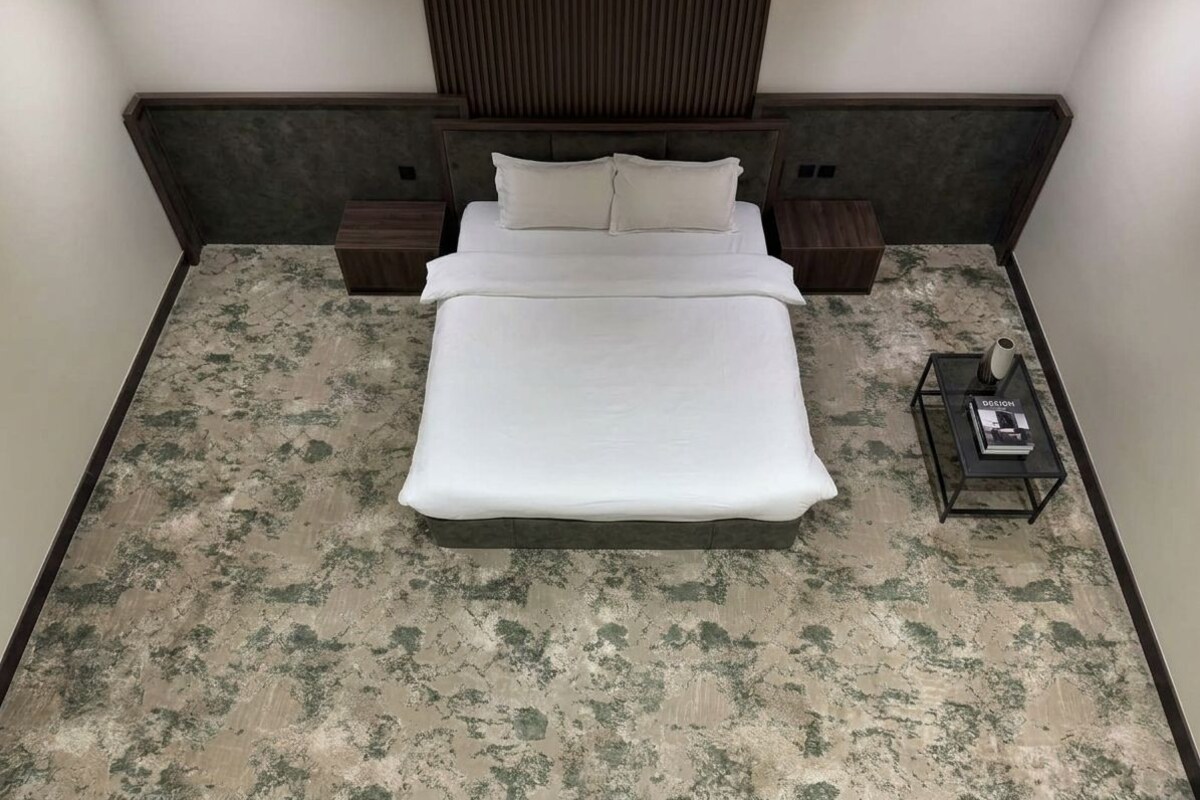 Caja de seguridad en la habitación y tabla de planchar con plancha 