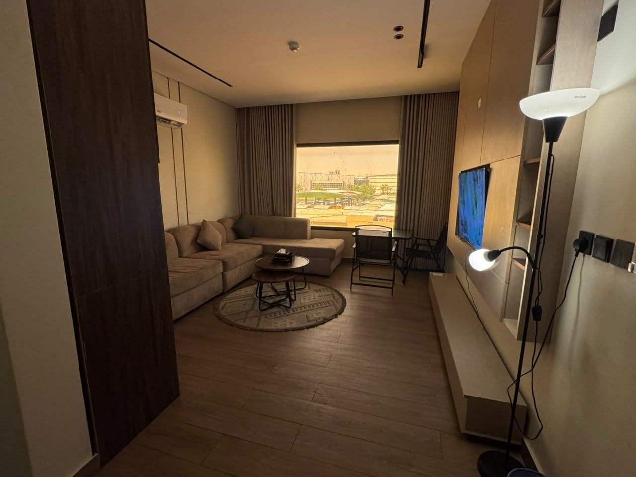 Una sala de estar moderna con un sofá, una mesa de centro y un televisor.