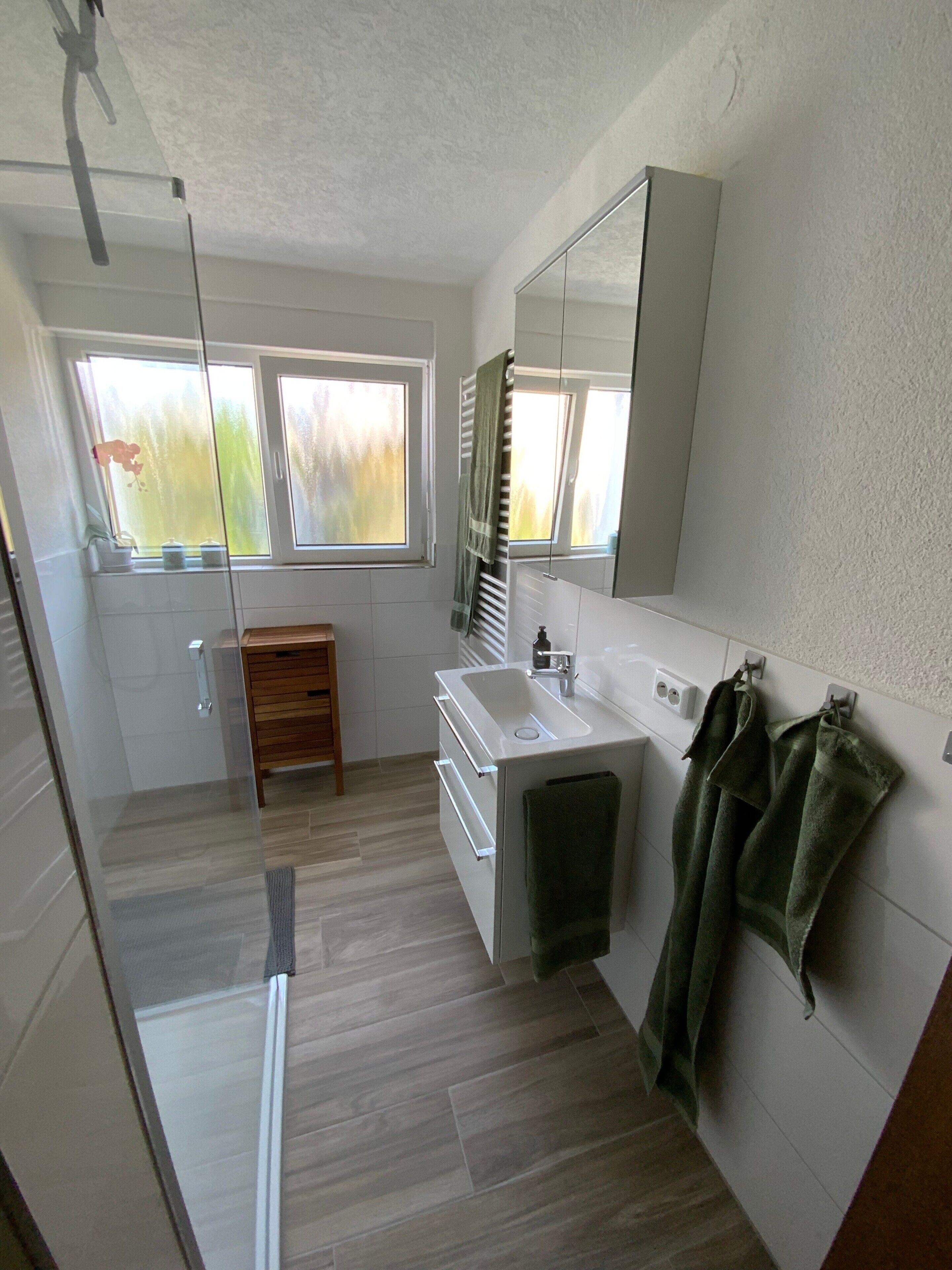 Dusche, Haartrockner, Handtücher