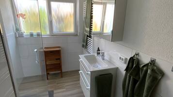 Dusche, Haartrockner, Handtücher