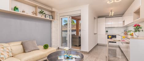 Un apartamento moderno con sala de estar, cocina y comedor.