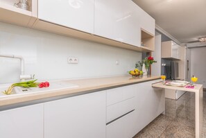 Wasserkocher mit Kaffee-/Teezubehör, Kühlschrank, Mikrowelle, Ofen
