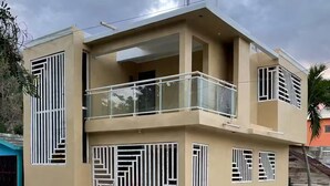 Ein zweistöckiges Gebäude mit einem Balkon im oberen Geschoss.