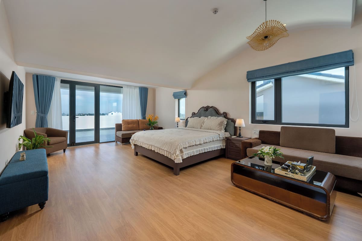 Suite estudio Deluxe, balcón, vistas a la ciudad | Minibar, caja fuerte, escritorio y espacio para trabajar con un portátil