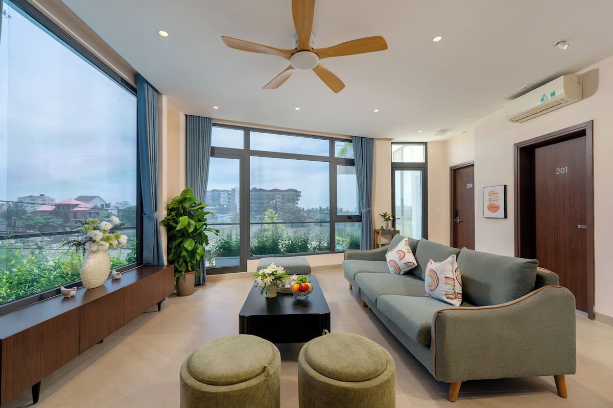 Apartamento Deluxe, 2 habitaciones | Zona de estar | Televisión LED de 40 pulgadas con canales por satélite, Netflix