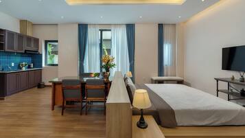 Deluxe Studio | Private kitchen | Fridge, cookware/dishes/utensils, paper towels