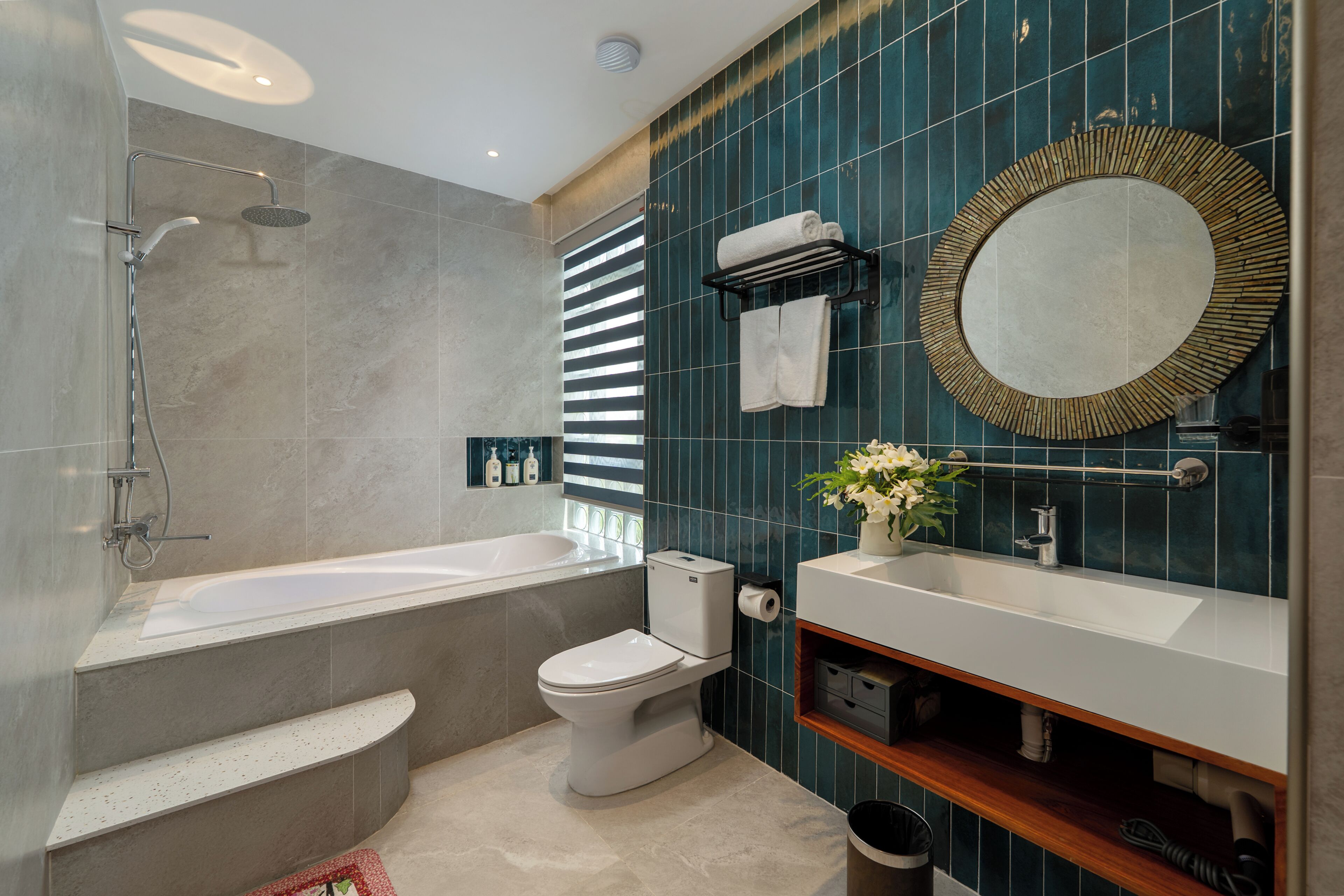 Ein modernes Badezimmer mit Badewanne, Toilette und Dusche.