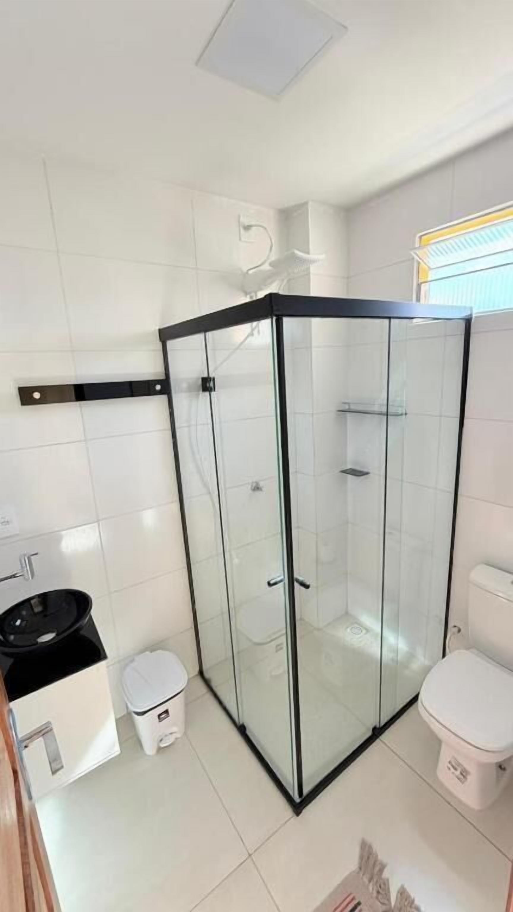 Klassieke tweepersoonskamer | Badkamer | Een douche, handdoeken, zeep, toiletpapier