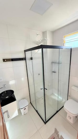 Classic Double Room | Bathroom | Shower, towels, soap, toilet paper - Hotel Diamond Exclusive (Oiapoque)