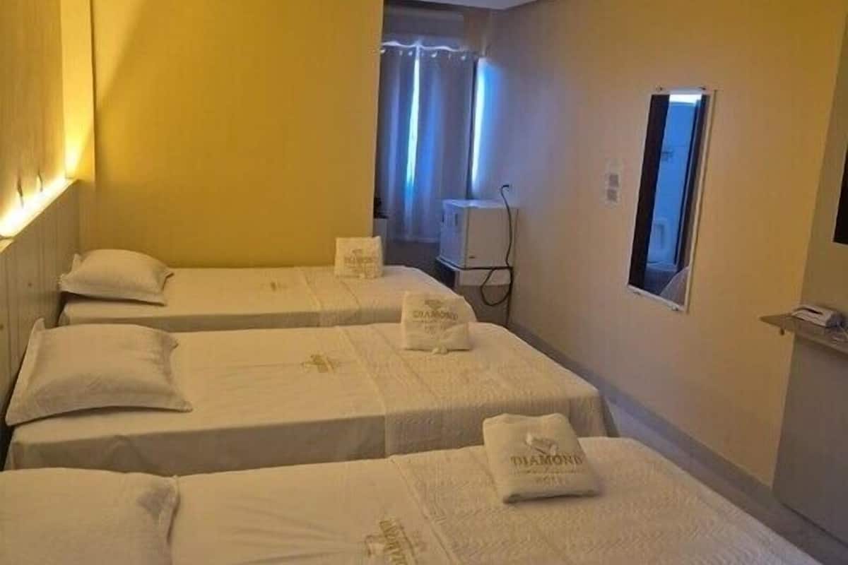 Habitación triple clásica, varias camas | Wifi gratis 