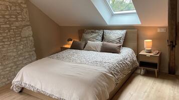Iron/ironing board, free WiFi, bed sheets