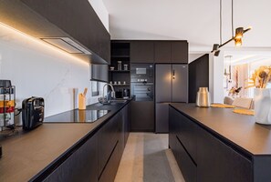 Wasserkocher mit Kaffee-/Teezubehör, Kühlschrank, Mikrowelle, Ofen