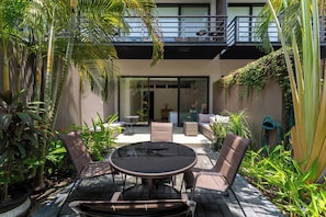 Outdoor dining - 1BR Garden Condo | Walk to Beach | Pool & Gym (Santa Cruz Huatulco)