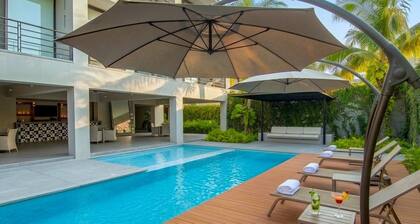 1BR Garden Condo | Walk to Beach | Pool & Gym