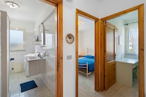 Iron/ironing board, bed sheets - Apartment 'Queen' with Balcony and Air Conditioning (Posada)