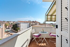Outdoor dining - Apartment 'Queen' with Balcony and Air Conditioning (Posada)