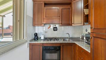 Frigorífico, microondas, horno y placa de cocina