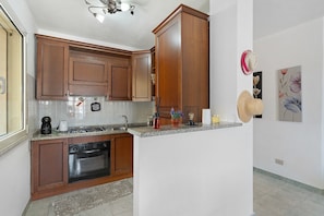 Fridge, microwave, oven, stovetop - Apartment 'Queen' with Balcony and Air Conditioning (Posada)