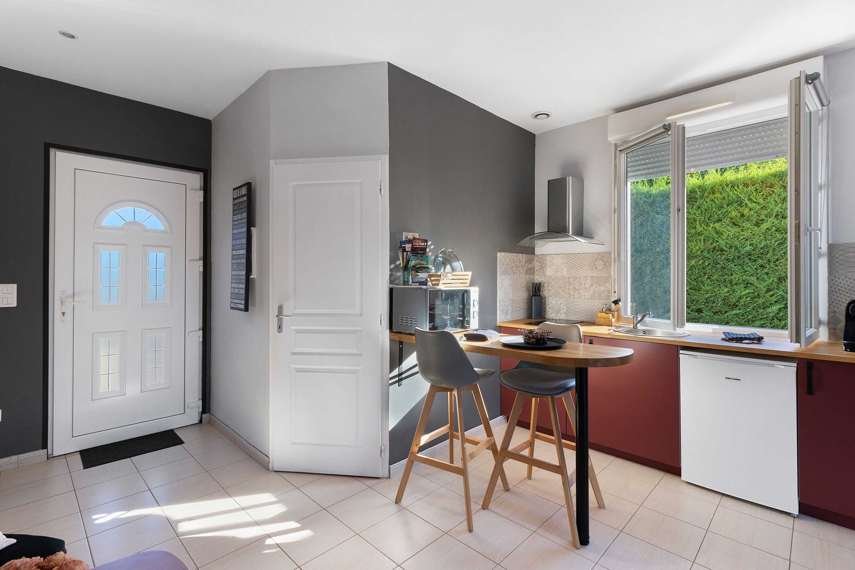 Réfrigérateur, micro-ondes, plaque de cuisson, cafetière/bouilloire