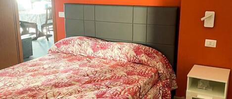 Desk, iron/ironing board, WiFi, bed sheets