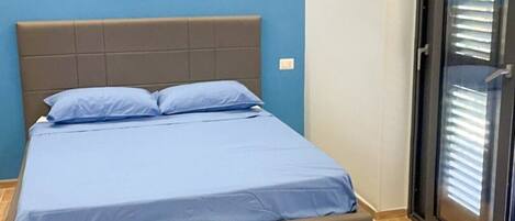 Desk, iron/ironing board, WiFi, bed sheets