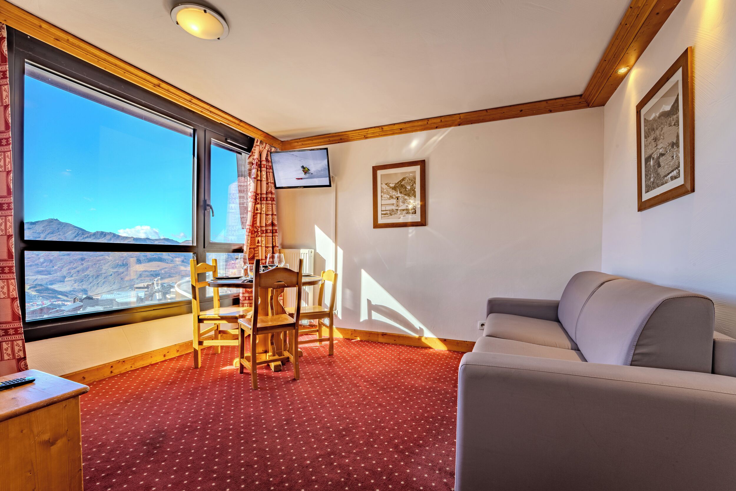 Classic Apartment, Balcony, Mountain View | Living area