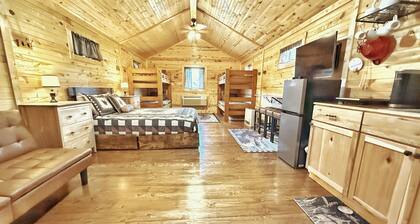 Family Cabin near the water and next to Glade Top/Mark Twain National Forest