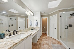 Hair dryer, towels - 5 Bdrm Across From Thomas Park, 2 Mi. From Campus (College Station)