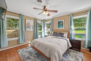 Desk, iron/ironing board, travel cot, WiFi - 5 Bdrm Across From Thomas Park, 2 Mi. From Campus (College Station)
