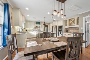 Dining - 5 Bdrm Across From Thomas Park, 2 Mi. From Campus (College Station)