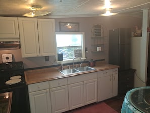 Private kitchen - That 70s Mobile Home in Orlando (Orlando)
