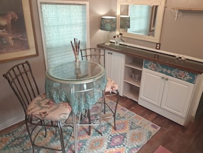 Dining - That 70s Mobile Home in Orlando (Orlando)