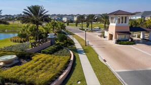 A resort with a well-maintained lawn, a pond, and a gazebo. - 6BR house sleeps 16 with private pool (Kissimmee)