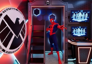 Ein Raum mit einem großen Logo, einer Tür und einer Wand mit sechseckartigen Mustern.
