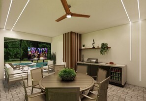 Ein moderner Außenbereich mit Pool, Esstisch, Stühlen, Grill und Fernseher.