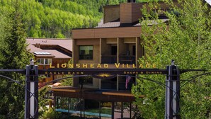 Ein Gebäude im Lionshead Village mit einem Schild für Eagle Bahn Shops & Dining.
