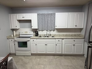 Private kitchen - Pleasant 1-bedroom studio with AC in charming Big Spring (Big Spring)