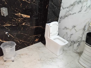 Regadera y papel de baño 