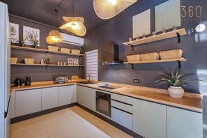 Wasserkocher mit Kaffee-/Teezubehör, Kühlschrank, Mikrowelle, Ofen