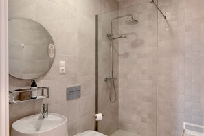 Shower, hair dryer, towels - El Racimo Apartment 1B (Málaga)