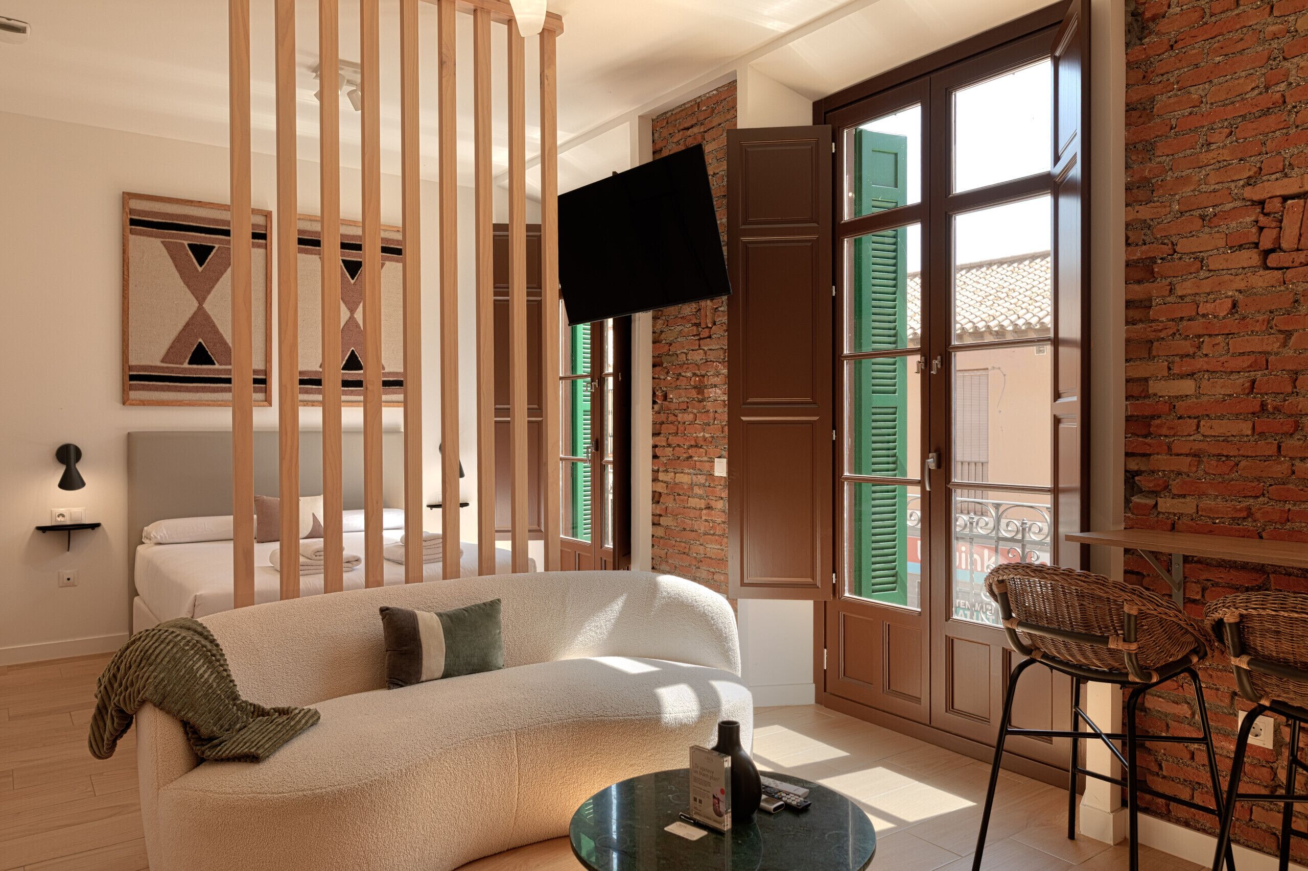 Tabla de planchar con plancha, wifi gratis, ropa de cama