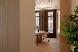 Una cocina moderna con una mesa de comedor, sillas y una planta en maceta.